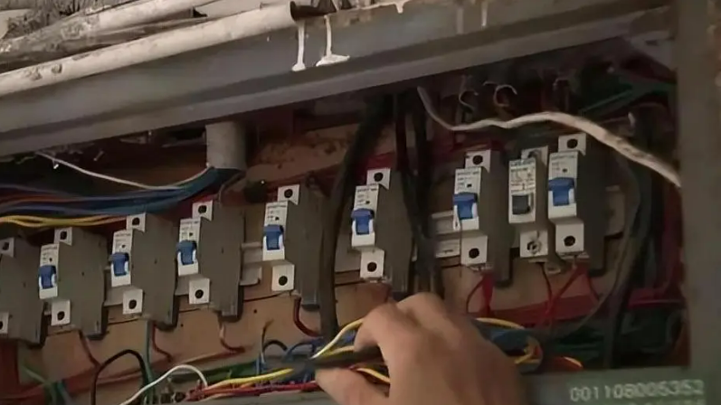 Công ty nhận hóa đơn tiền điện hơn 148 triệu đồng/tháng, giám đốc gọi thợ đến kiểm tra công tơ thì được thông báo: “Có dấu hiệu bị can thiệp”- Ảnh 1.