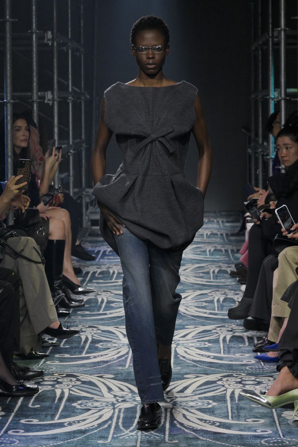 8 xu hướng denim "đốt cháy" Thu/Đông này: Đừng dại dột mặc skinny jeans nếu CHƯA BIẾT điều này!- Ảnh 7.