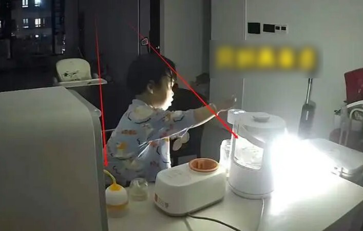 Xem camera giám sát, bố mẹ sốc khi chứng kiến hành động của con gái 2 tuổi vào giữa đêm- Ảnh 3.