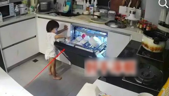 Xem camera giám sát, bố mẹ sốc khi chứng kiến hành động của con gái 2 tuổi vào giữa đêm- Ảnh 1.
