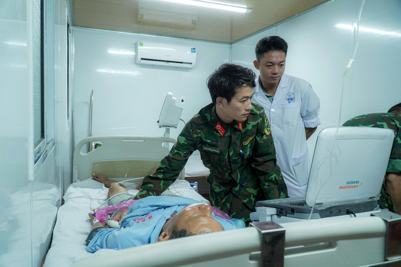 Hơn cả phim: Nghẹt thở khoảnh khắc hạ cánh của chuyến bay cấp cứu từ Trường Sa về TP.HCM giữa bão Bualoi- Ảnh 3.