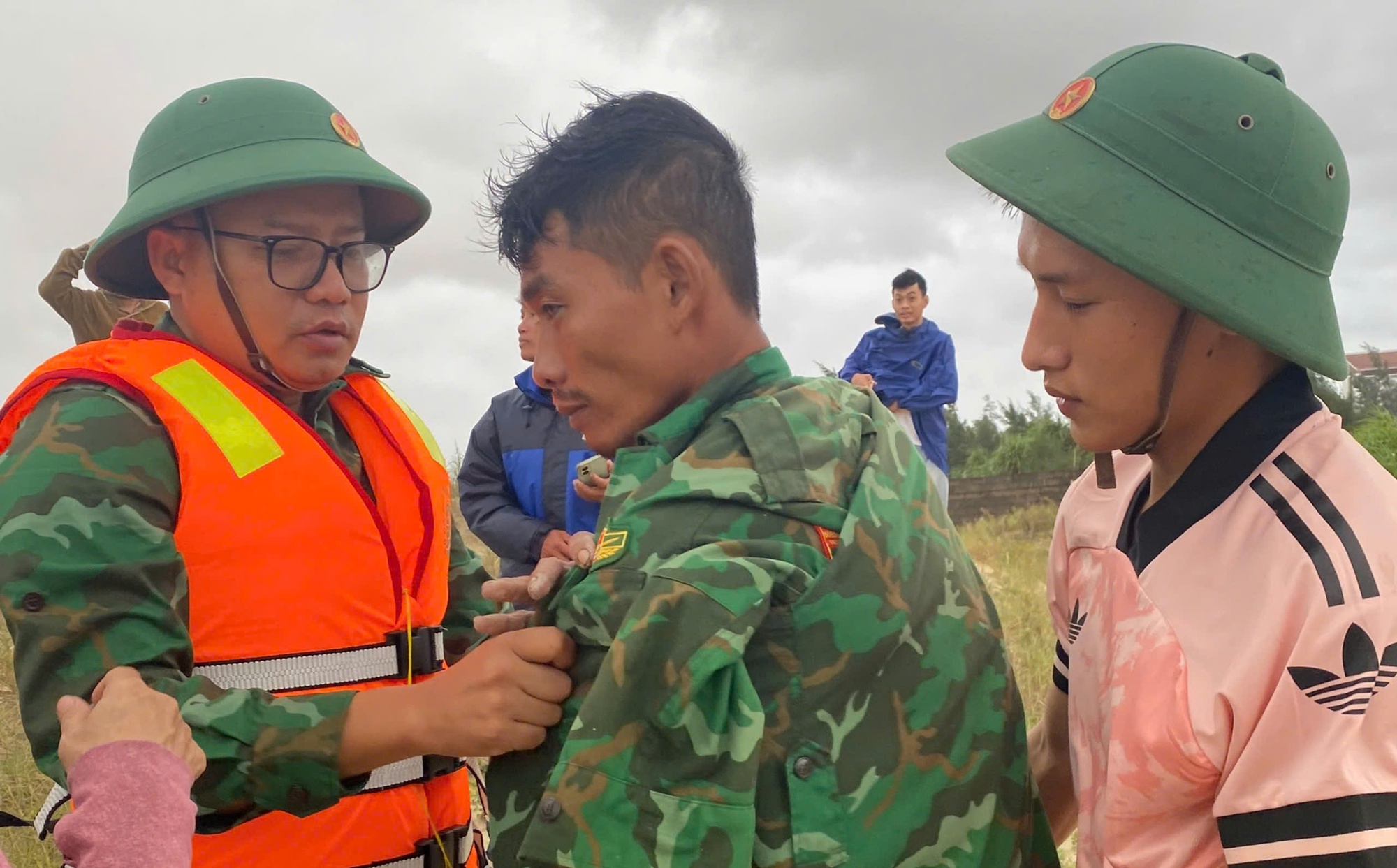 NÓNG: Đang giải cứu 10 ngư dân trên tàu cá ở TP HCM gặp nạn tại biển Quảng Trị trong bão số 10- Ảnh 2.