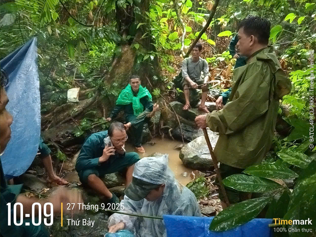 Cả trăm người đội mưa bão, vào rừng tìm người đàn ông mất tích ở Đà Nẵng- Ảnh 3.