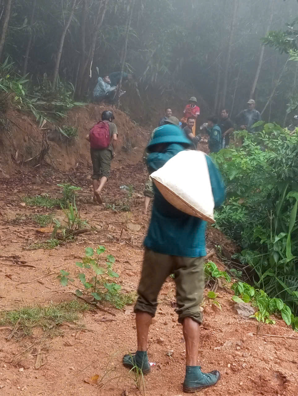 Cả trăm người đội mưa bão, vào rừng tìm người đàn ông mất tích ở Đà Nẵng- Ảnh 2.