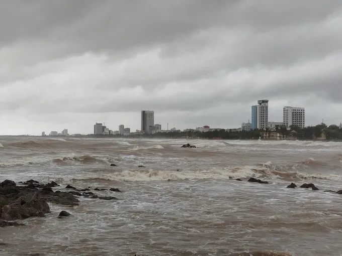 Bão số 10 di chuyển lệch về phía Bắc: Có nơi đã sạt lở và ngập lụt, nhiều nhà dân tan hoang vì lốc xoáy- Ảnh 4.