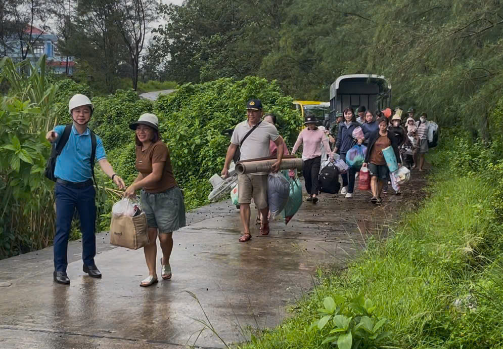 Người dân đặc khu Cồn Cỏ tay xách, nách mang xuống hầm tránh bão số 10 Bualoi- Ảnh 3.