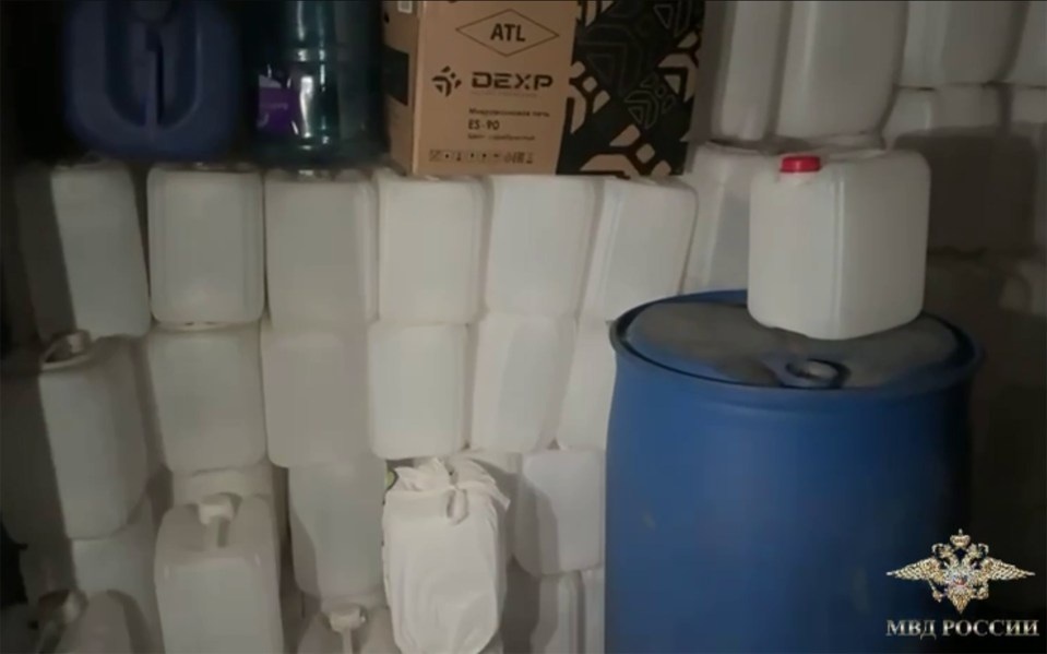 Ít nhất 25 người tử vong sau khi uống chai rượu 1 đô la- Ảnh 2.