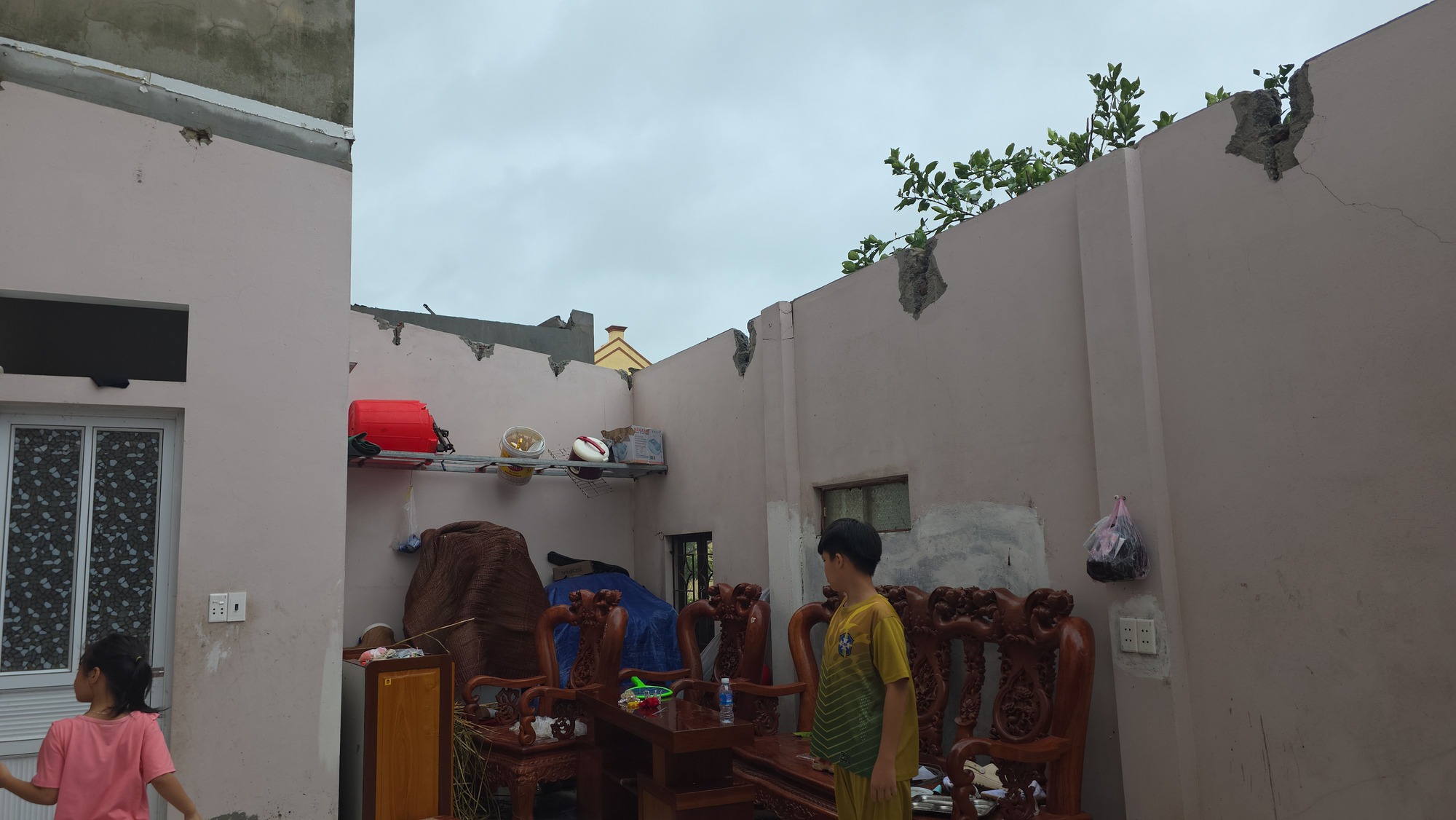 Tang thương Ninh Bình sau lốc xoáy: Con trai nạn nhân rụng rời khi chứng kiến căn nhà của cha mẹ đổ sập, mất đi cả hai người thân trong chớp mắt- Ảnh 5.