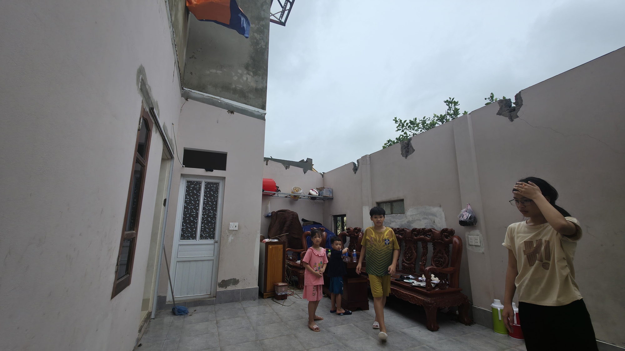 “Nghe tiếng như máy bay lao thẳng xuống nhà” - người dân Ninh Bình bàng hoàng kể lại khoảnh khắc trong cơn giông lốc- Ảnh 6.