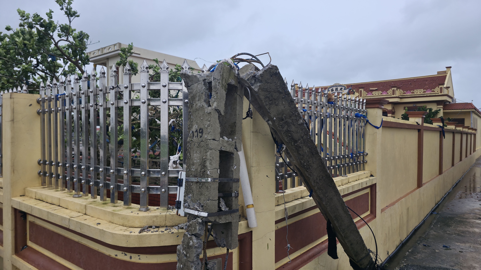 “Nghe tiếng như máy bay lao thẳng xuống nhà” - người dân Ninh Bình bàng hoàng kể lại khoảnh khắc trong cơn giông lốc- Ảnh 4.