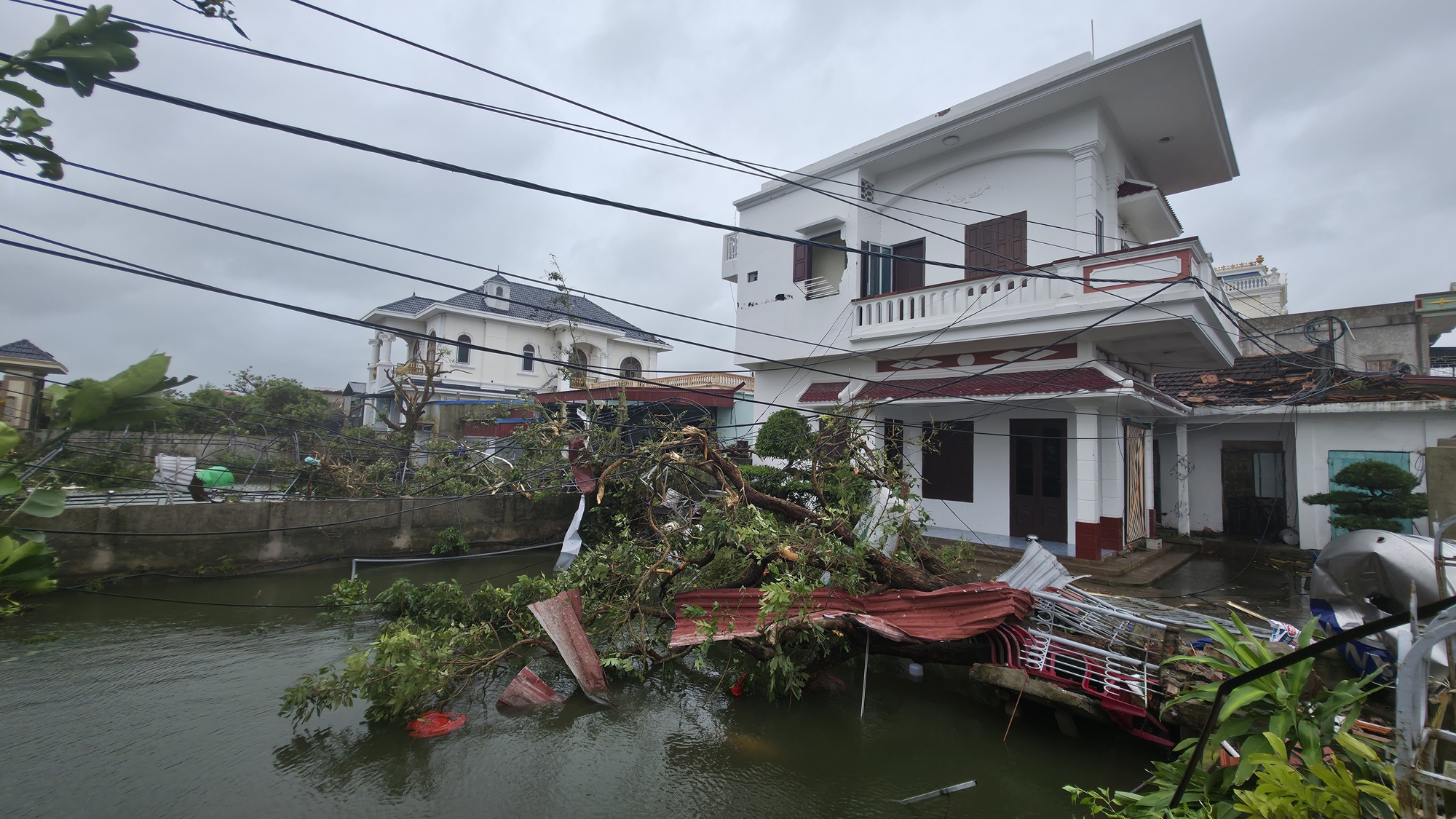 “Nghe tiếng như máy bay lao thẳng xuống nhà” - người dân Ninh Bình bàng hoàng kể lại khoảnh khắc trong cơn giông lốc- Ảnh 3.