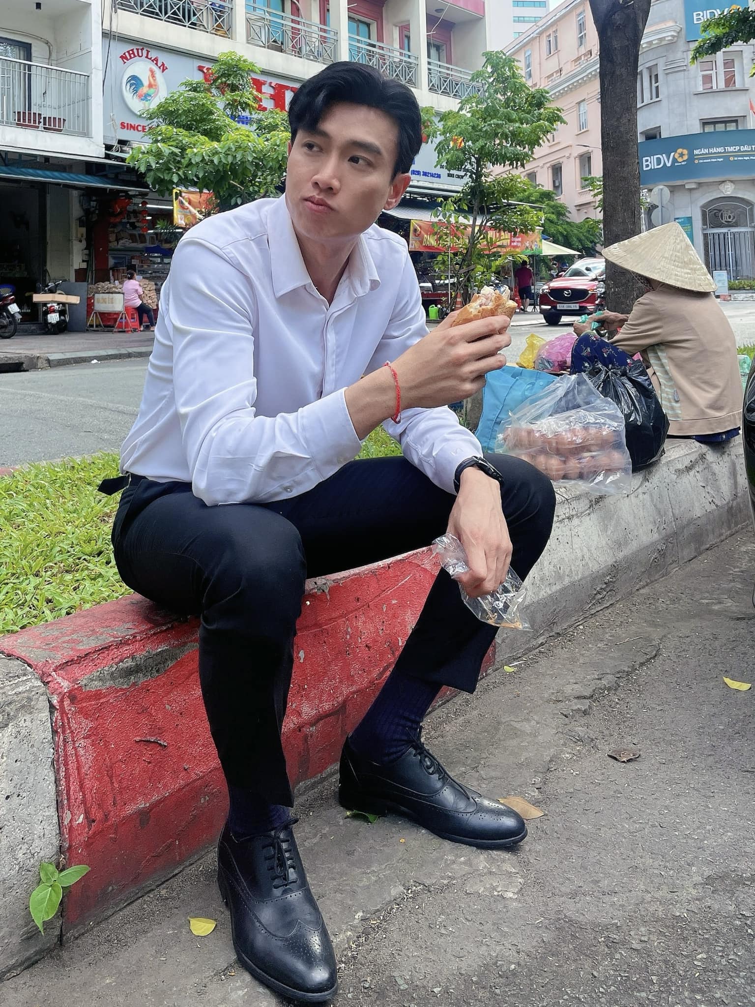 Ngoại hình nam nghệ sĩ sở hữu 2 biệt th…