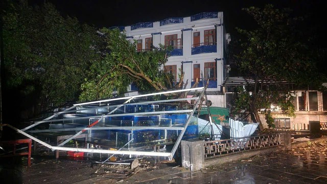 Bão số 10 Bualoi đổ bộ Nghệ An, nhà Quế Ngọc Hải bay luôn giếng trời, nước tuôn như suối, mất ngủ cả đêm- Ảnh 4.