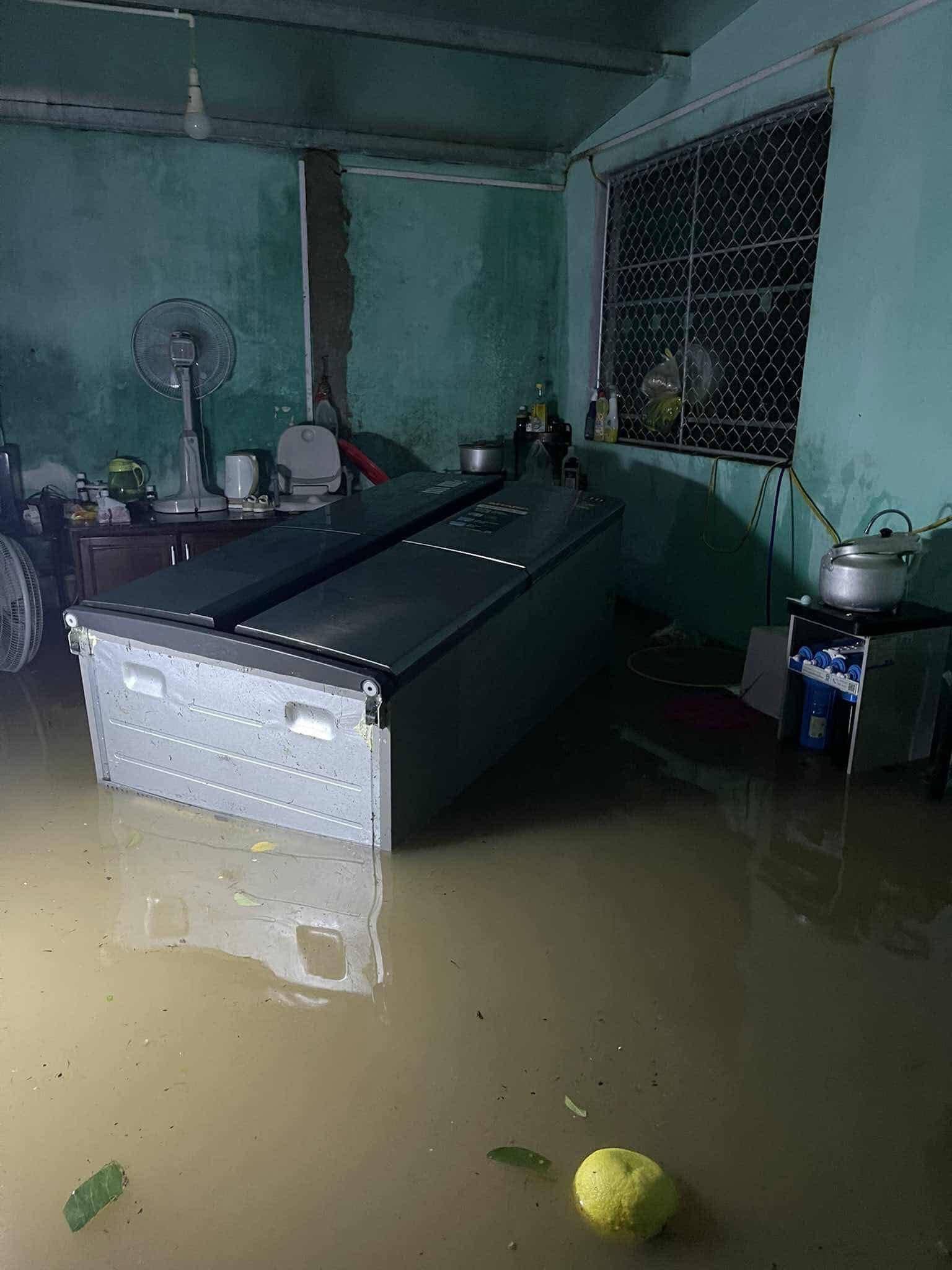 Xót xa hình ảnh nhiều tỉnh miền Trung tan hoang sau bão: Nhà cửa tốc mái, đổ nát, bệnh viện và chung cư hư hại nghiêm trọng- Ảnh 12.