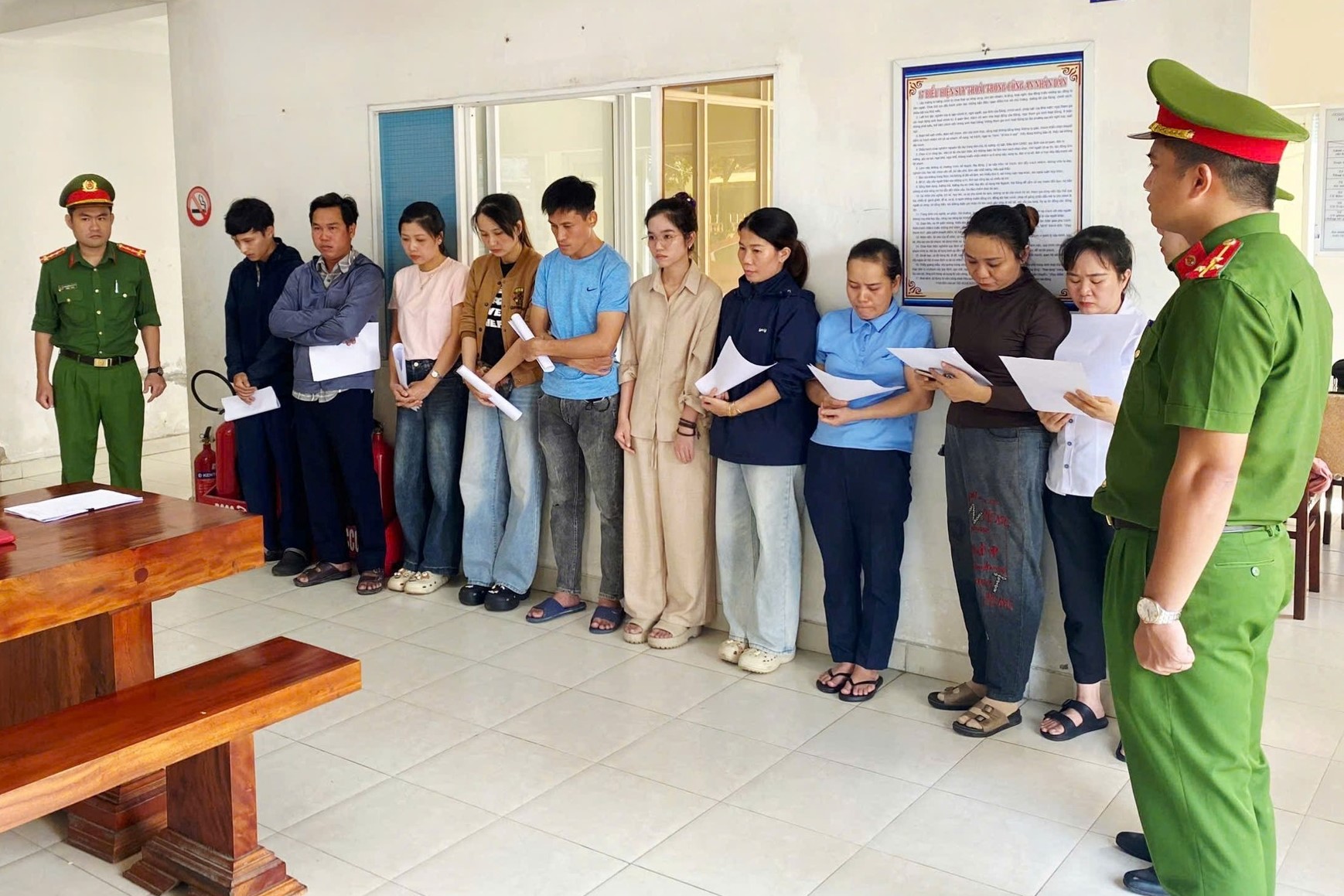 Đà Nẵng: Nhóm đối tượng "phù phép" hồ sơ y tế, trục lợi hơn nửa tỷ tiền bảo hiểm nhân thọ- Ảnh 1.