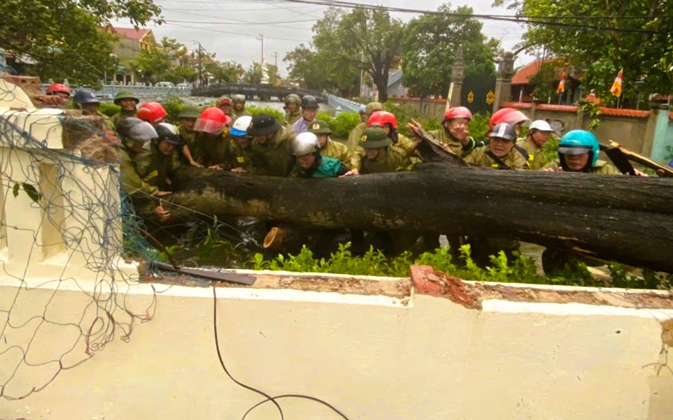 Tường sập trong bão…