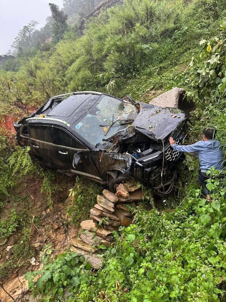 Vụ Ford Territory bị rơi xuống vực do sạt lở ở Sa Pa: Đầu xe hư hỏng nặng nhưng khoang cabin còn nguyên, 3 hành khách may mắn thoát nạn- Ảnh 3.