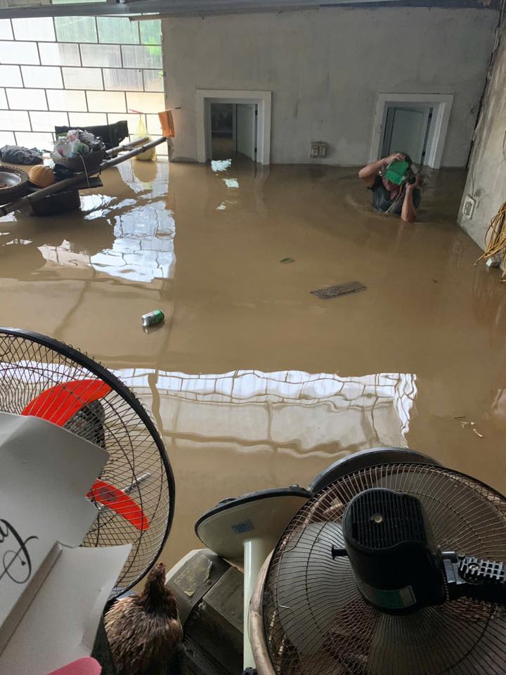 Xót xa hình ảnh nhiều tỉnh miền Trung tan hoang sau bão: Nhà cửa tốc mái, đổ nát, bệnh viện và chung cư hư hại nghiêm trọng- Ảnh 3.