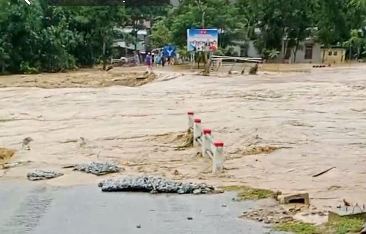 Một xã ở Nghệ An bị cô lập hoàn toàn, nước lũ cuốn sập 7 căn nhà và 1 cầu- Ảnh 7.