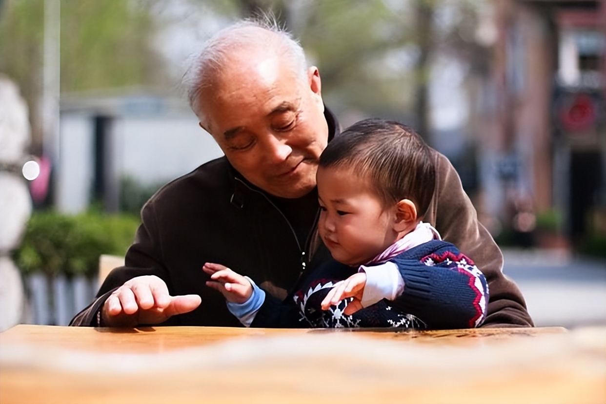 "Con ly hôn đi, bố nuôi hai mẹ con con": Tờ giấy bố chồng đưa cho con dâu bị phát hiện, cả nhà dậy sóng- Ảnh 2.