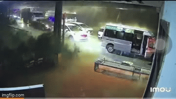 Tiếng động chát chúa, đất đá ầm ầm sạt lở vùi ô tô ở đèo Ô Quy Hồ, người dân và du khách hoảng loạn tháo chạy- Ảnh 1.