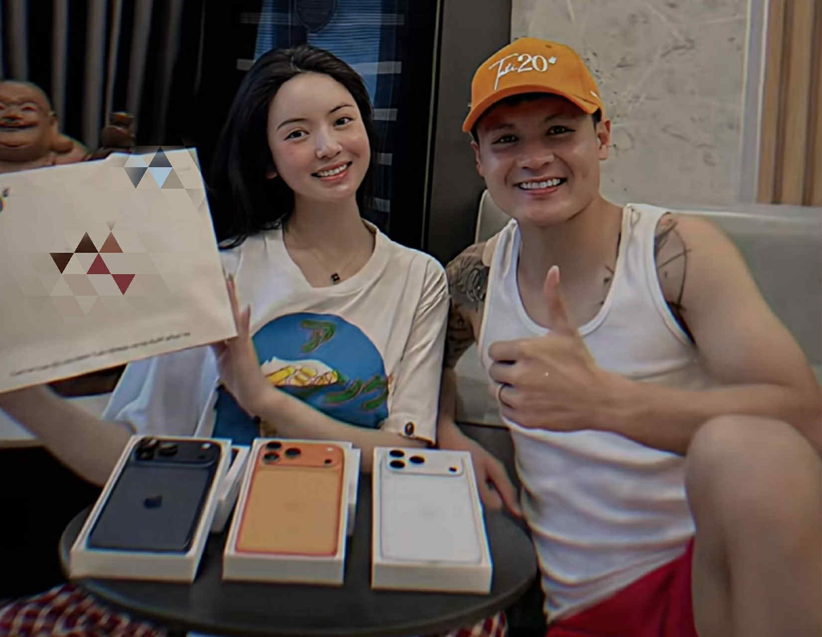 Phản ứng bất ngờ của Chu Thanh Huyền khi Quang Hải tặng Iphone 17- Ảnh 1.