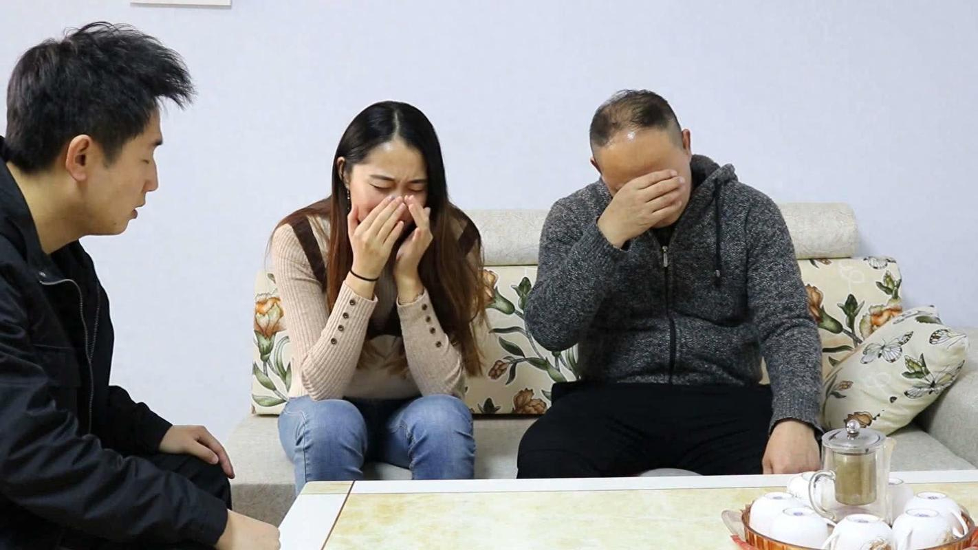 "Con ly hôn đi, bố nuôi hai mẹ con con": Tờ giấy bố chồng đưa cho con dâu bị phát hiện, cả nhà dậy sóng- Ảnh 1.