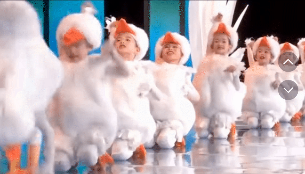 Ngoài bài múa Thỏ Và Rùa, dân tình lại tiếp tục choáng khi xem các bé múa Gấu Trúc, múa Gà Vịt... thậm chí còn múa Kiến, với độ khó không tưởng- Ảnh 5.