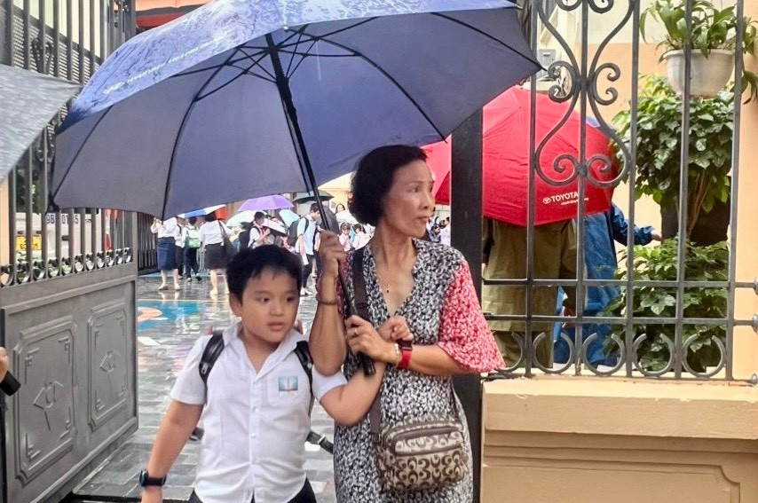Nhiều trường tại Hà Nội cho học sinh nghỉ sớm vì lo mưa ngập- Ảnh 1.