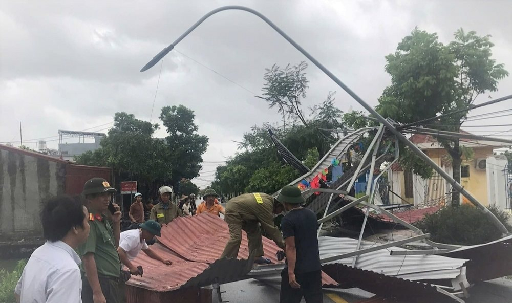 Hải Phòng dông lốc khiến 8 người bị thương, trên 200 nhà dân bị tốc mái- Ảnh 3.