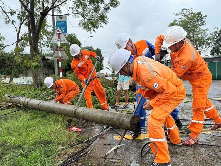 Ngừng vận hành 38 đường dây lưới điện do bão, gần 2 triệu khách bị cắt điện- Ảnh 1.