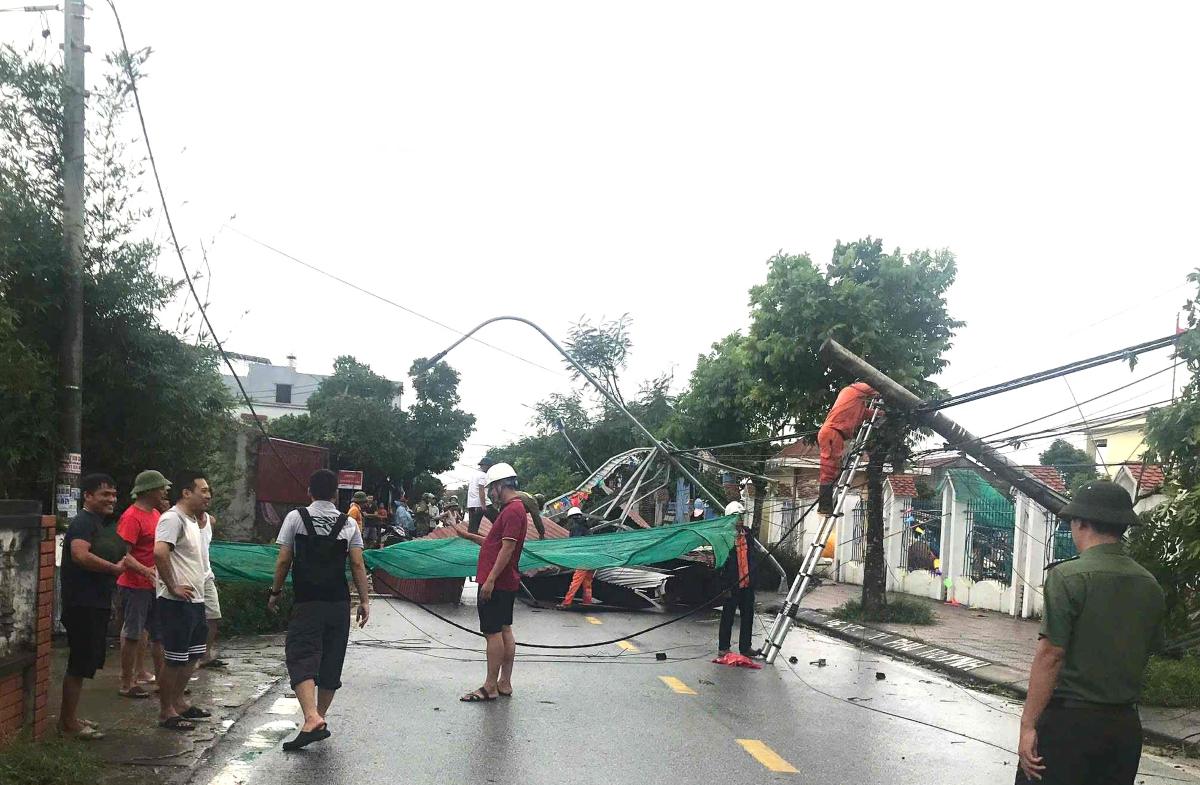 Hải Phòng dông lốc khiến 8 người bị thương, trên 200 nhà dân bị tốc mái- Ảnh 1.