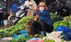 Rau xanh rẻ bất ngờ, siêu thị hàng hóa dồi dào chống bão Bualoi- Ảnh 6.