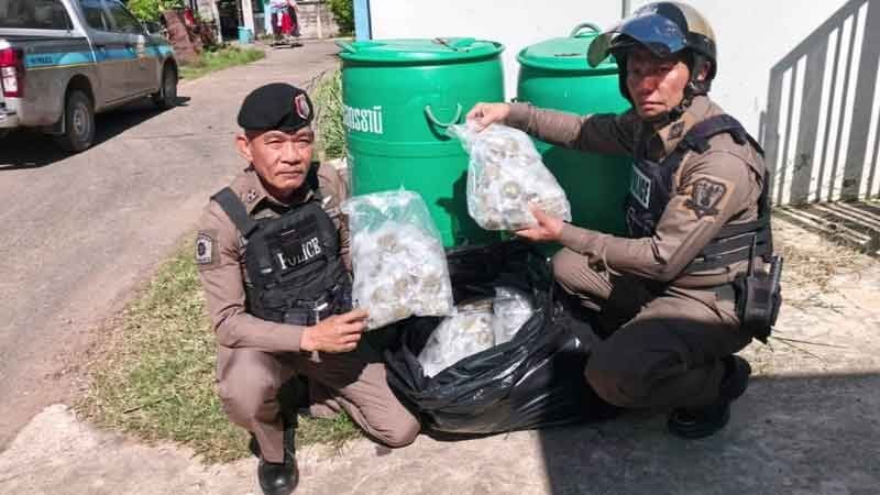 Nhìn thấy 16 chiếc túi nilon ở trước nhà, người phụ nữ nhanh chóng cùng chồng thông báo với chính quyền- Ảnh 1.