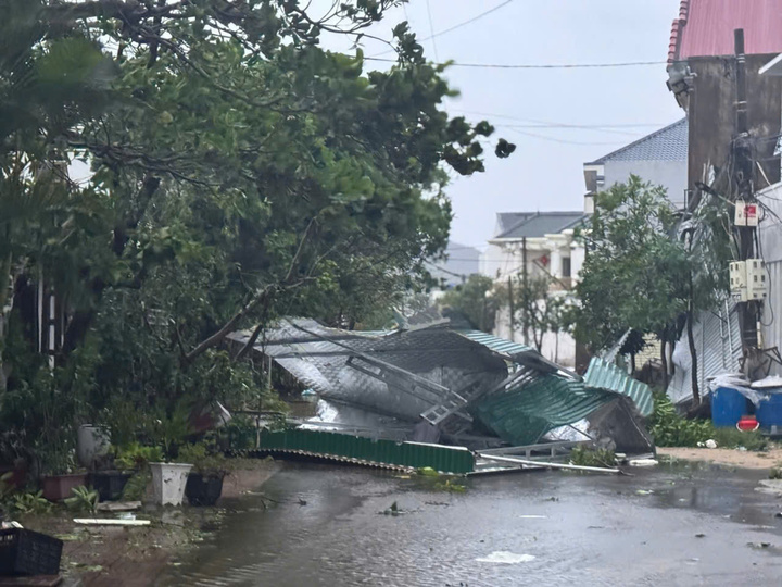 Cột điện gãy la liệt, mái tôn bay tứ tán, Hà Tĩnh - Quảng Trị ngổn ngang sau bão- Ảnh 1.