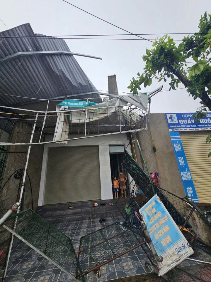 Bão số 10 Bualoi quần thảo đất liền: Nhiều nhà tốc mái; cột điện, cây cối đổ rạp ngổn ngang- Ảnh 6.