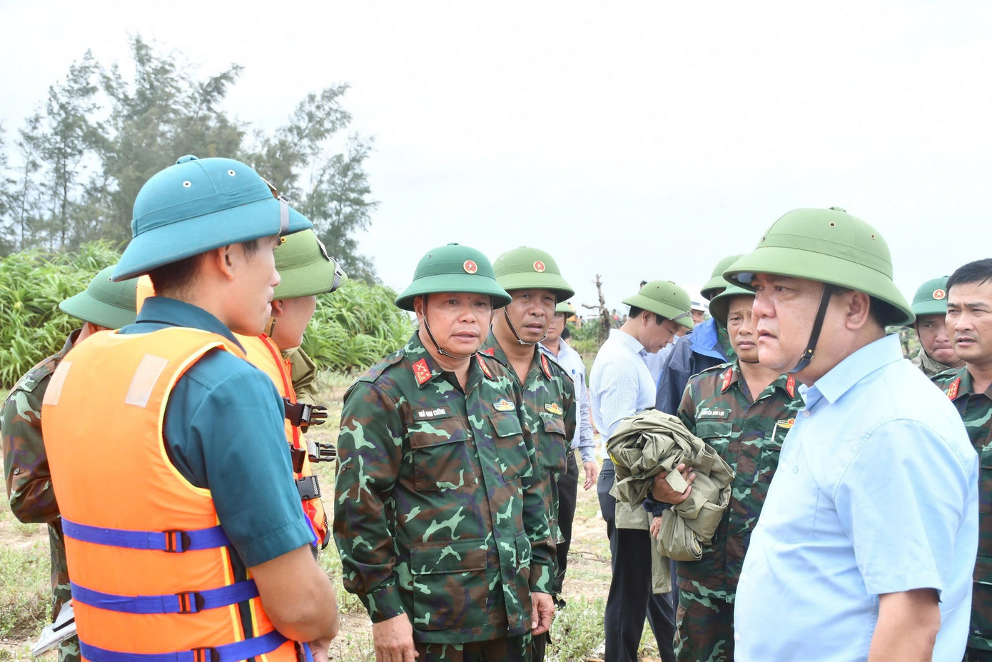 Trục vớt tàu cá gặp nạn ở Quảng Trị để tìm kiếm 9 thuyền viên mất tích- Ảnh 2.