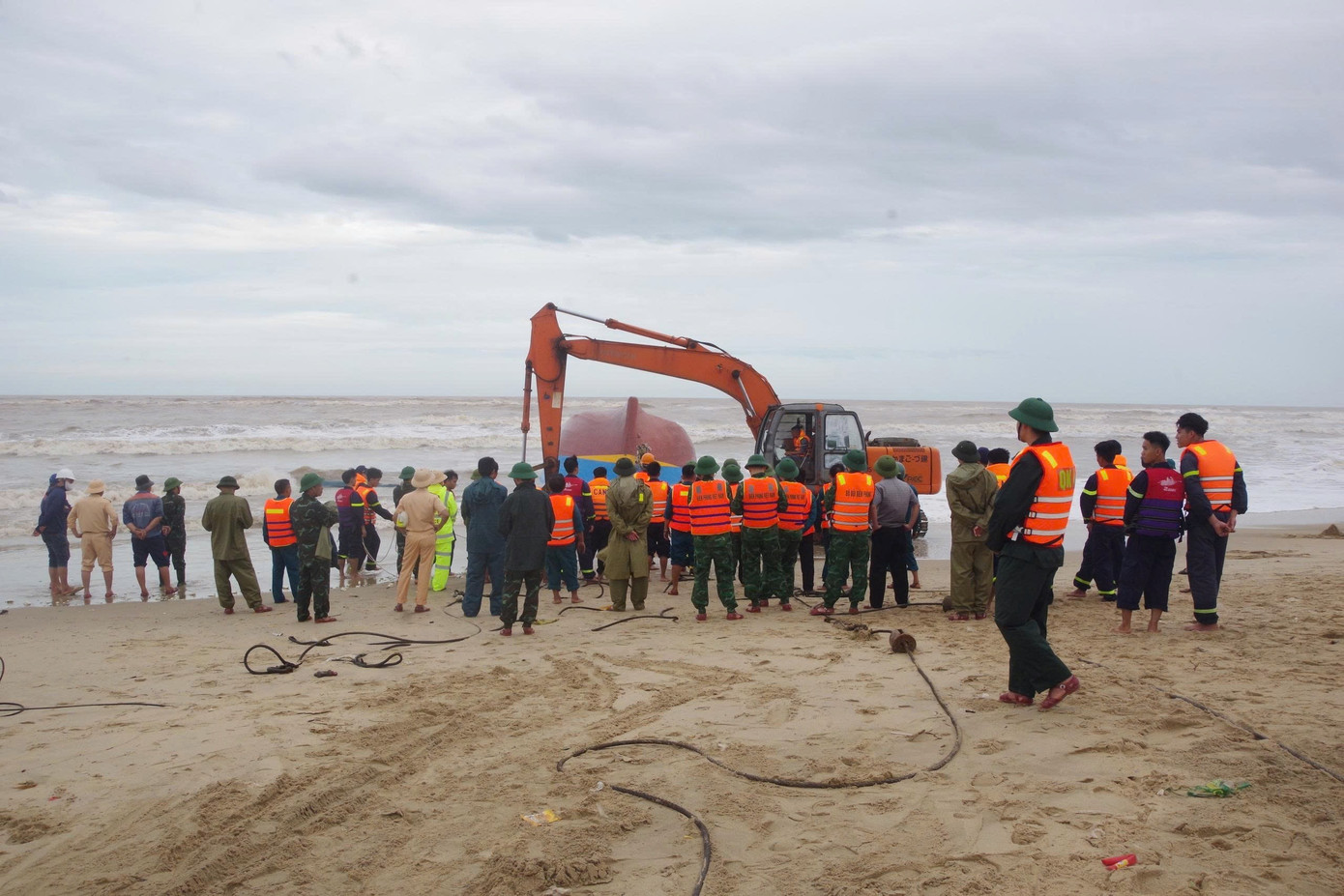 Trục vớt tàu cá gặp nạn ở Quảng Trị để tìm kiếm 9 thuyền viên mất tích- Ảnh 1.