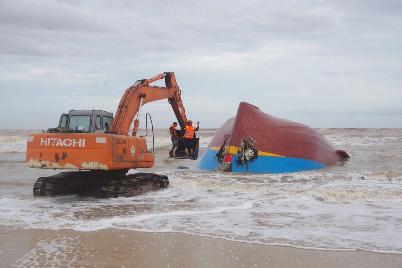 Trục vớt tàu cá gặp nạn ở Quảng Trị để tìm kiếm 9 thuyền viên mất tích- Ảnh 4.