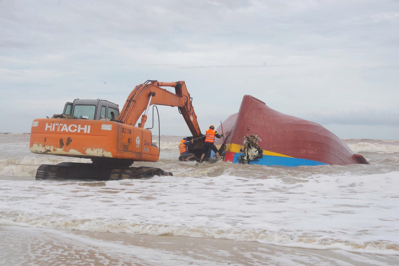 Trục vớt tàu cá gặp nạn ở Quảng Trị để tìm kiếm 9 thuyền viên mất tích- Ảnh 5.