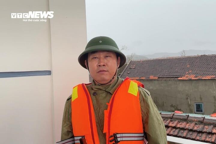 Vượt lũ sông Lam tiếp tế hơn 5.000 người dân bị cô lập sau bão số 10 tại Nghệ An- Ảnh 7.