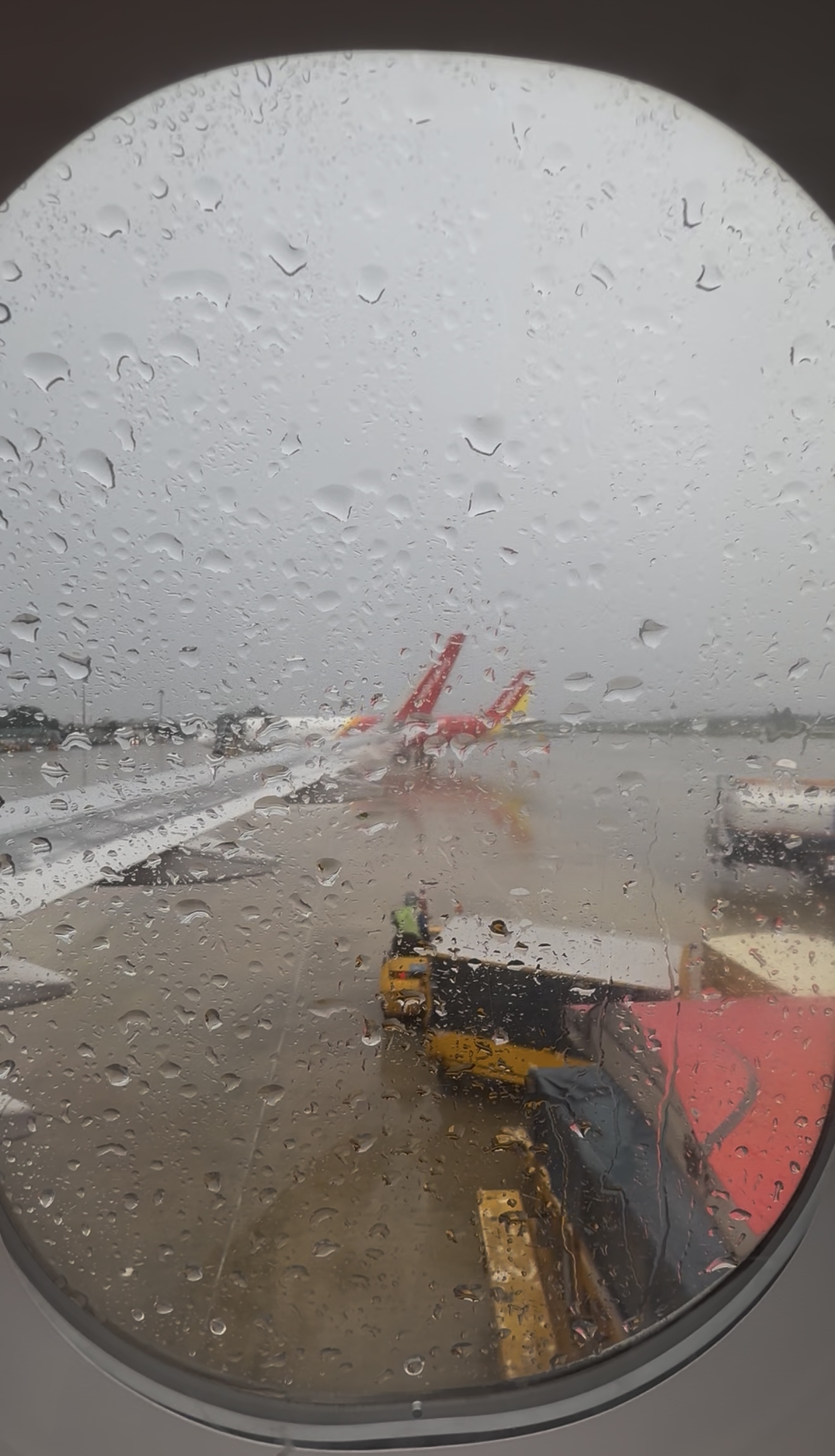 Đi Đà Nẵng đúng đợt bão Bualoi, khách Việt hết hồn: 