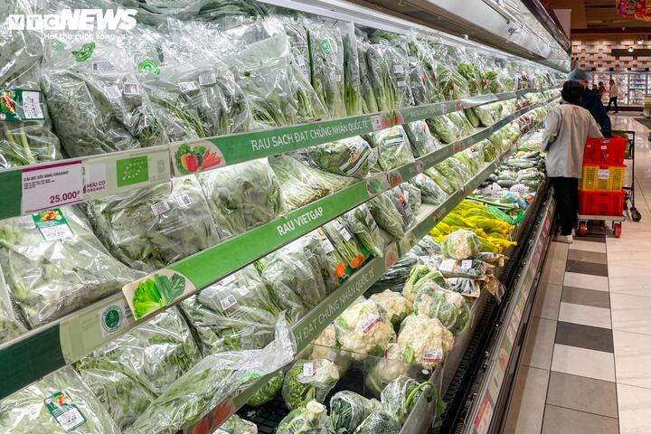 Rau xanh rẻ bất ngờ, siêu thị hàng hóa dồi dào chống bão Bualoi- Ảnh 2.