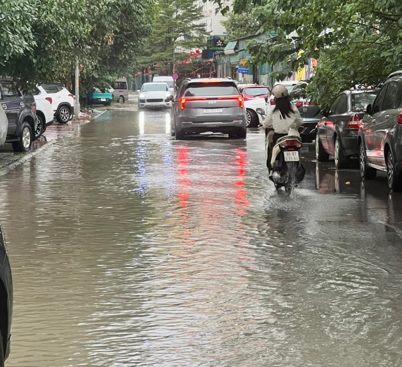 Nhiều trường tại Hà Nội cho học sinh nghỉ sớm vì lo mưa ngập- Ảnh 3.