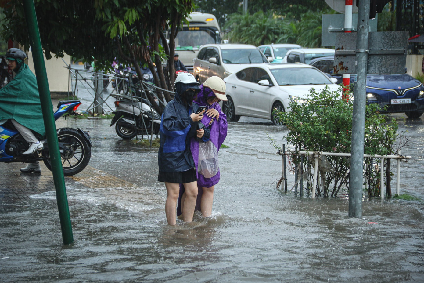Mệt mỏi vì bơm xong lại ngập trong biệt thự chục tỉ ở Hà Nội- Ảnh 7.