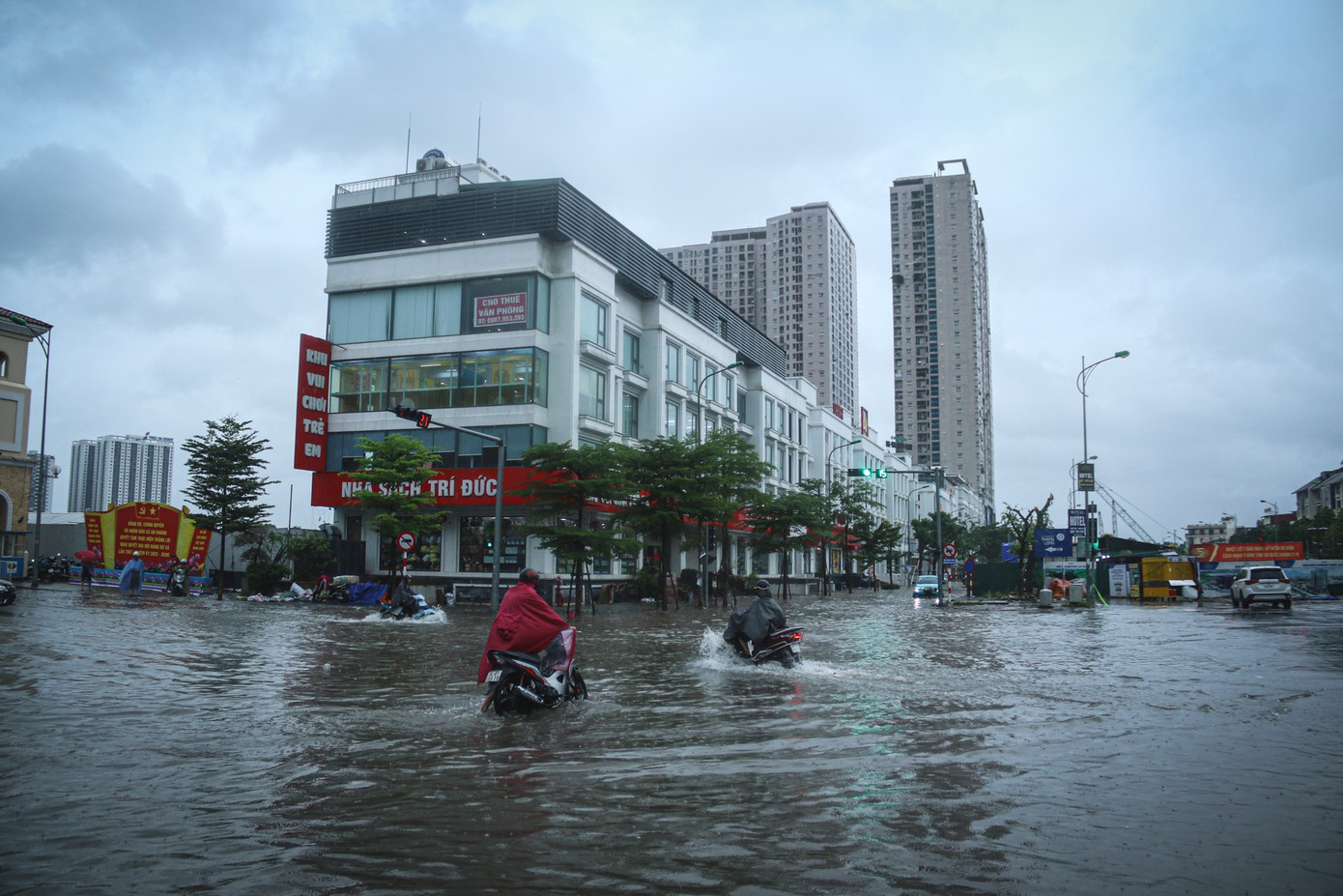 Mệt mỏi vì bơm xong lại ngập trong biệt thự chục tỉ ở Hà Nội- Ảnh 1.