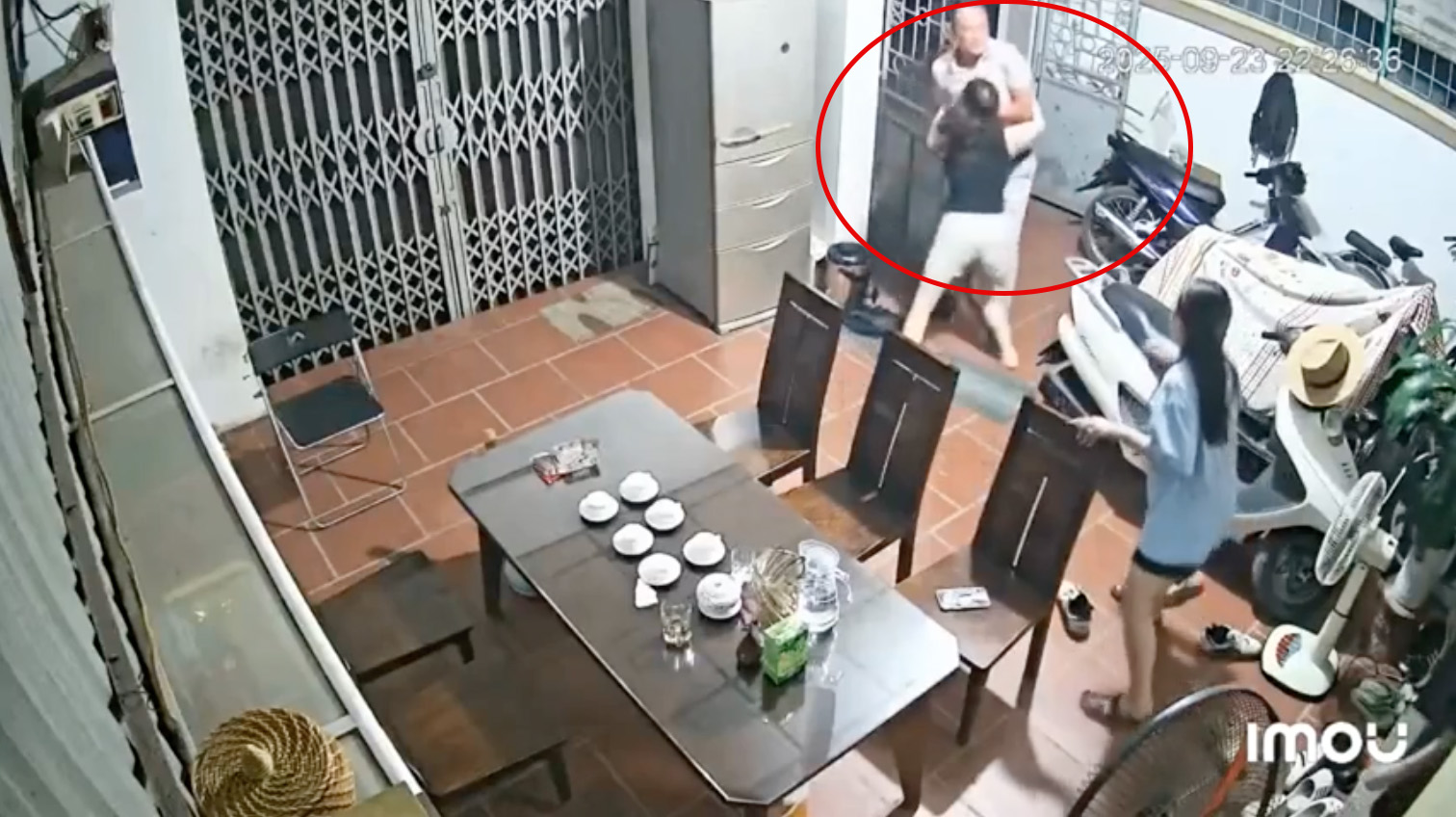 Người đàn ông bị tố phá cửa, lao vào đánh vợ hàng xóm giữa đêm ở Hà Nội: Công an vào cuộc- Ảnh 1.
