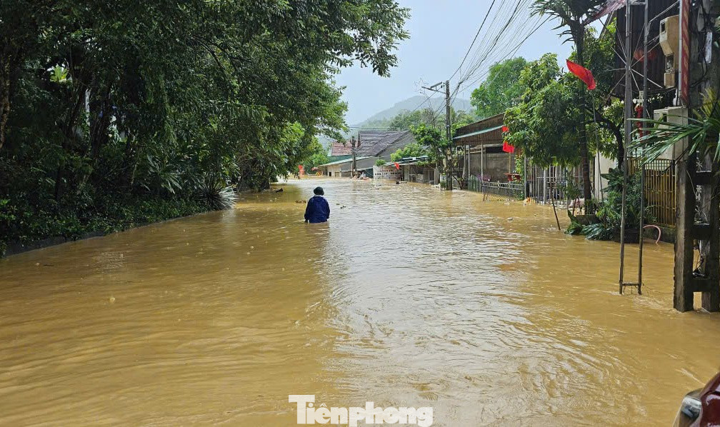 Một xã ở Nghệ An bị cô lập hoàn toàn, nước lũ cuốn sập 7 căn nhà và 1 cầu- Ảnh 12.