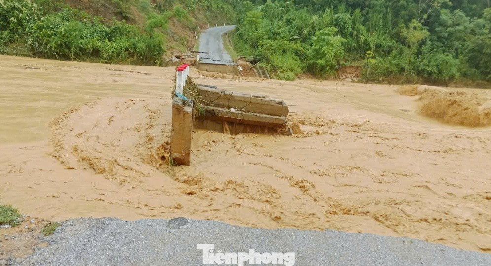 Một xã ở Nghệ An bị cô lập hoàn toàn, nước lũ cuốn sập 7 căn nhà và 1 cầu- Ảnh 8.