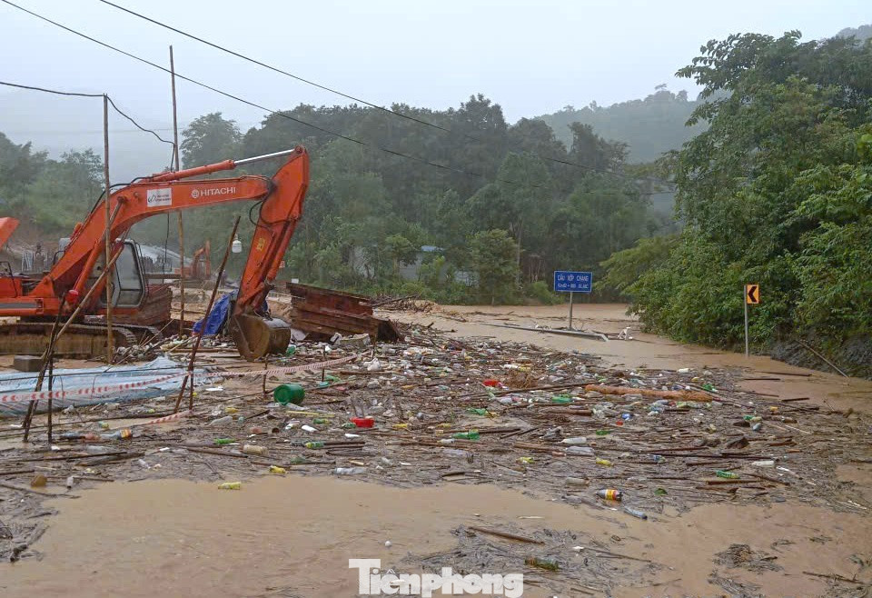 Một xã ở Nghệ An bị cô lập hoàn toàn, nước lũ cuốn sập 7 căn nhà và 1 cầu- Ảnh 2.